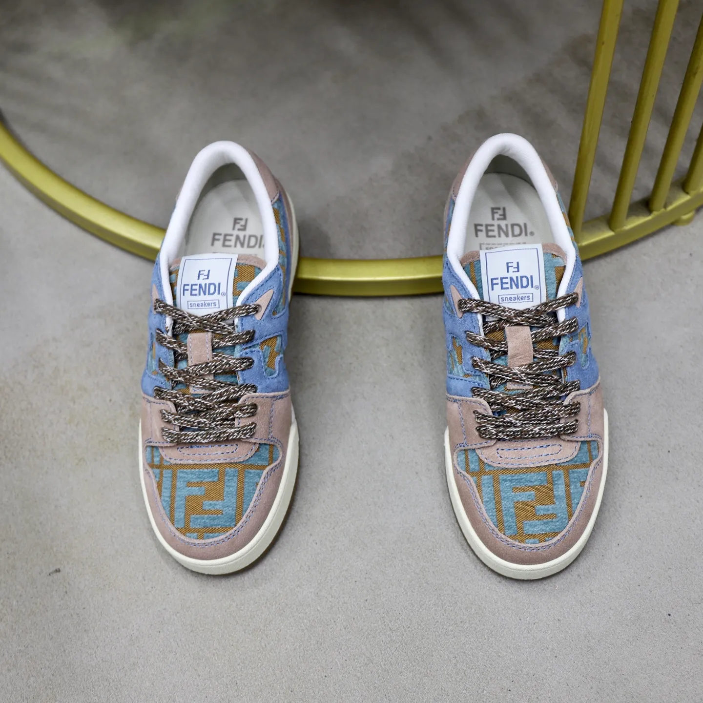 Ex-factory price: 640🔥Couple model (top original order) Brand: FENDI Size: 35-44 (customized for men 38 and 45) Grade: original order quality High version Material: Imported original cowhide stitching ➕ High-quality and comfortable lining Original TPU lightweight anti-slip outsole Style category: Travel fashion casual shoes Versatile trend